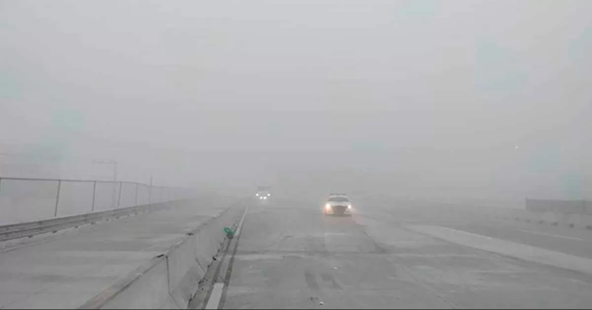 Debido a las malas condiciones climatológicas, Personal de autopistas Saltillo-Monterrey cerraron un tramo del camino, mientras que la carretera libre continua abierta, pero con tráfico lento