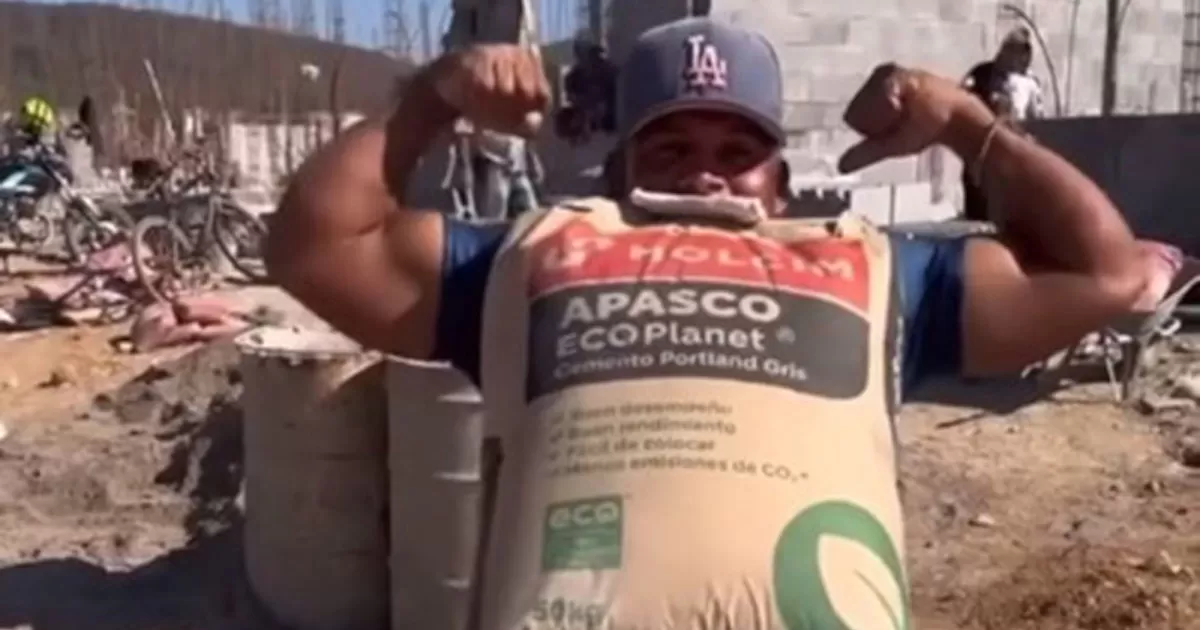 Abelino, el albañil que carga bultos de cemento con los dientes