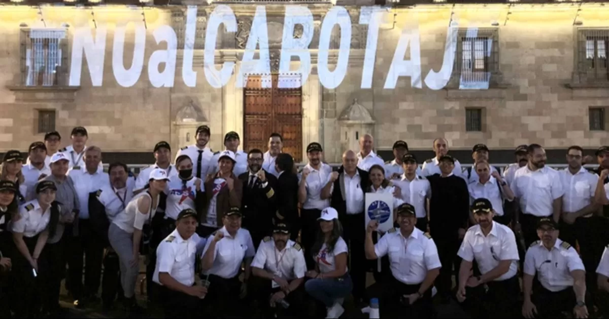 "No al CABOTAJE", proyectan pilotos aviadores en Palacio Nacional como protesta