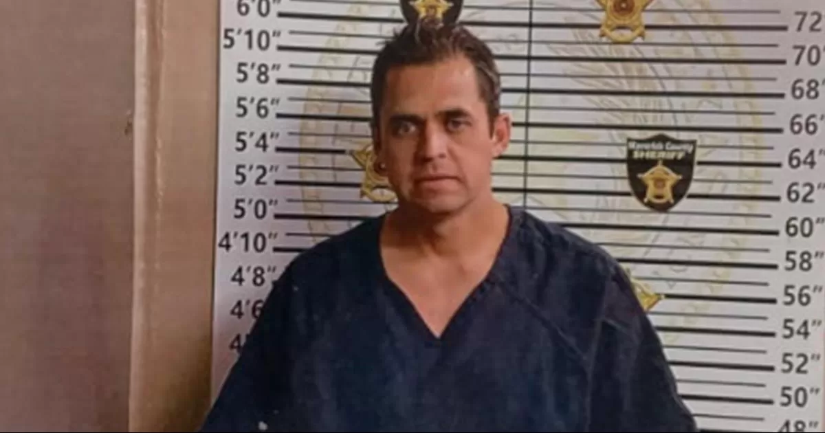 Conductor trata de sacar del camino a un vehículo en Eagle Pass