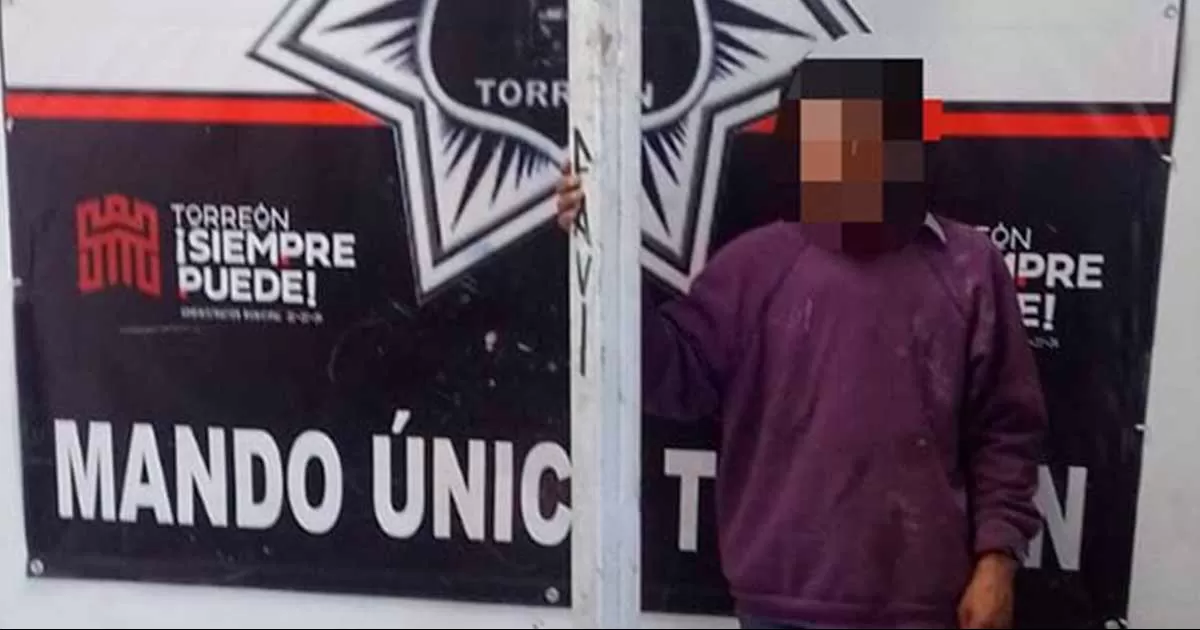 Detienen a sujeto robando señalética pública en Torreón