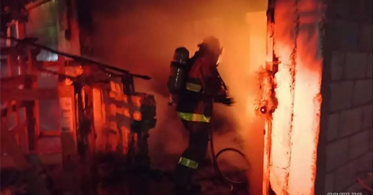 Vecinos apoyaron a los afectados a salir de inmediato de la finca, esto mientras llegaban Bomberos