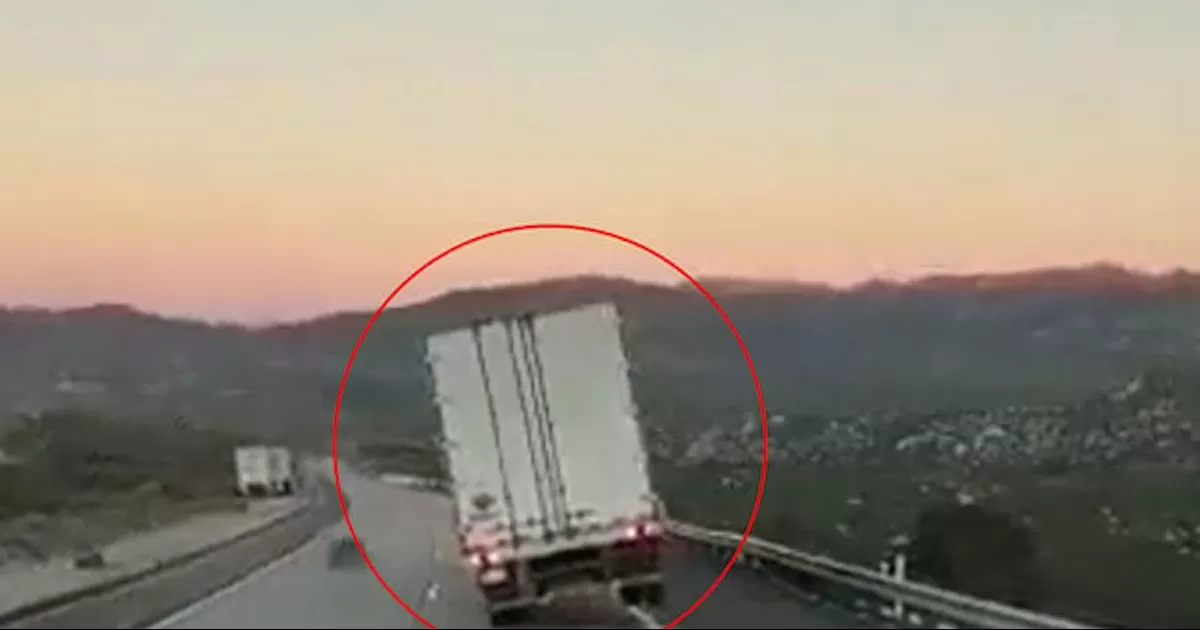 Las llantas del lado derecho del tráiler comienzan a elevarse hasta que el pesado camión cae sobre su costado izquierdo.