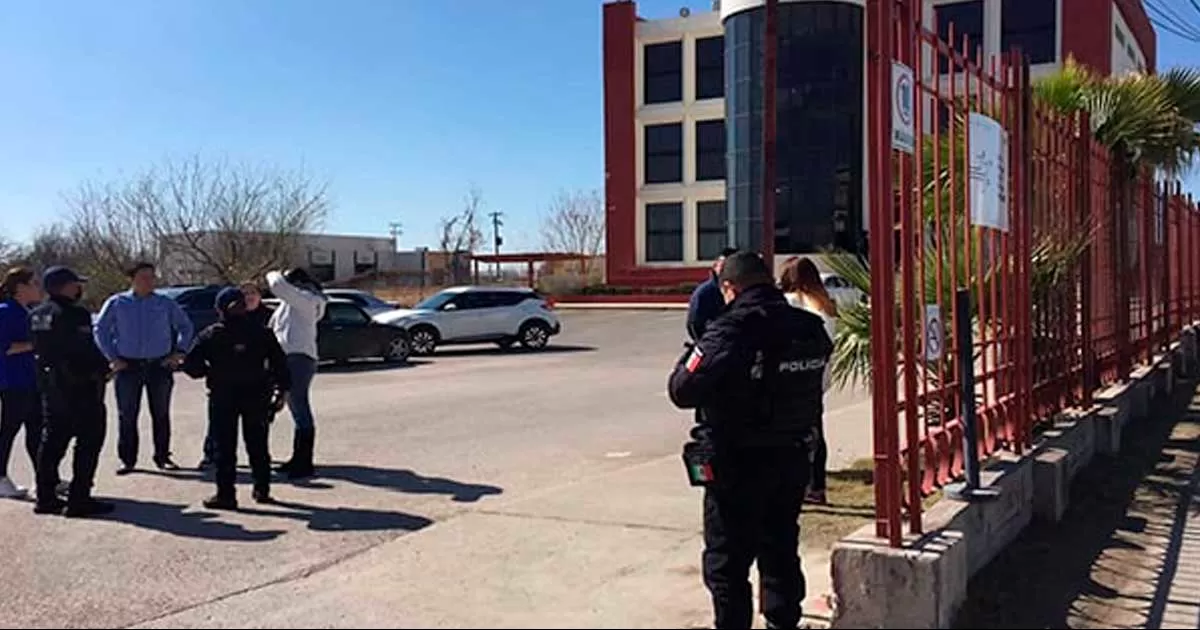 Tras el secuestro virtual que sufrió una alumna de la carrera de comunicación, estudiantes han entrando en pánico debido a que los sujetos que cometieron la extorsión, hackearon el teléfono de la estudiante y tomaron los números de la agenda, por lo que ahora ellas están siendo amenazadas de secuestro