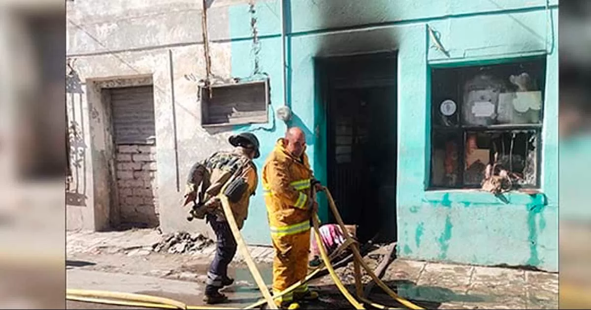 En este siniestro, otra casa se vio alcanzada por el fuego, debido a que el mismo techo de madera unía a las dos viviendas