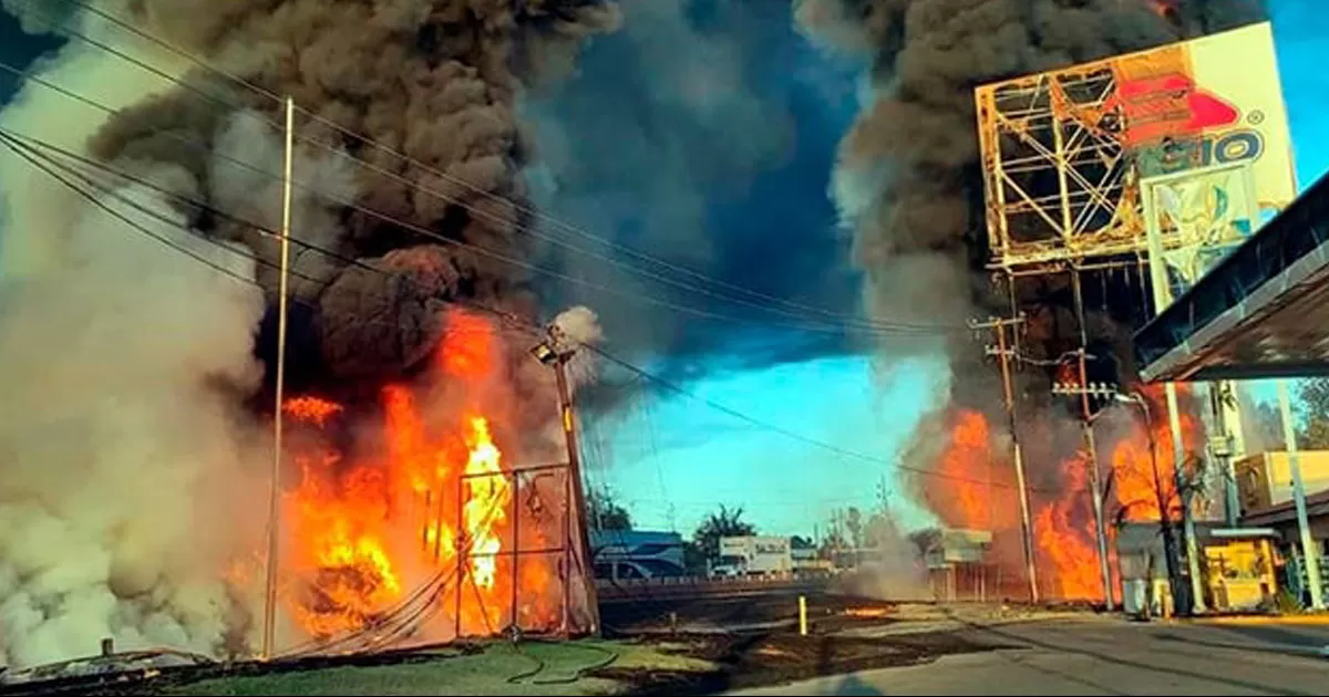 Un choque entre dos camiones provocó un incendio en la carretera Silao-León.