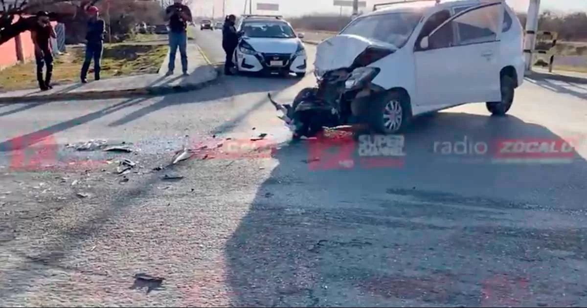 Choque fuga deja camioneta con la parte frontal destrozada en Bordo Norte