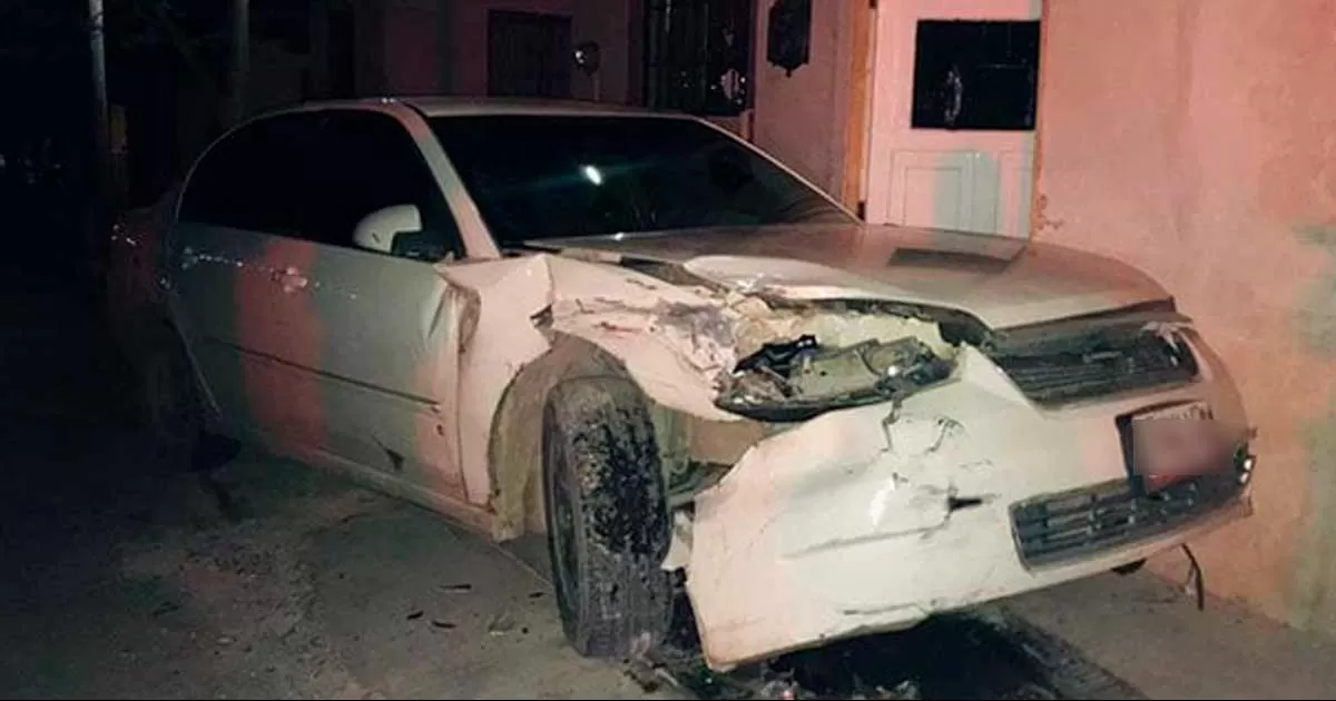 Conductor impacta automóvil que se encontraba estacionado y tras hacer su "chistecito" se dio a la huida.