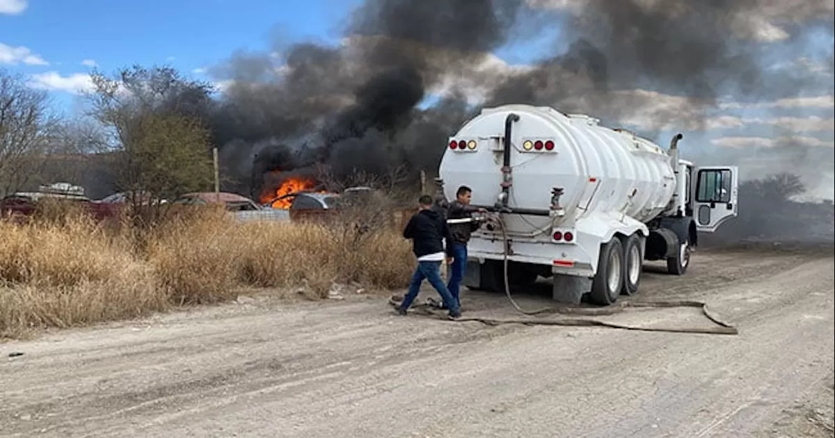 Protección Civil y del cuerpo de bomberos se abocaron a sofocar el fuego antes de que se saliera de control y agarrar a otros vehículos.