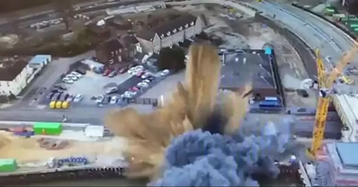 La bomba provocó una enorme explosión inesperada cuando artificieros trataban de desactivarla.