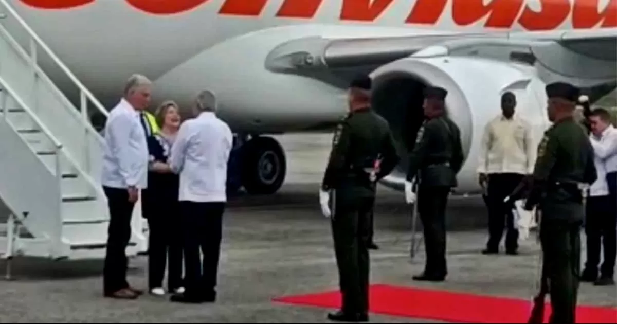 AMLO recibe al presidente de Cuba, Miguel Díaz-Canel en el aeropuerto de Campeche