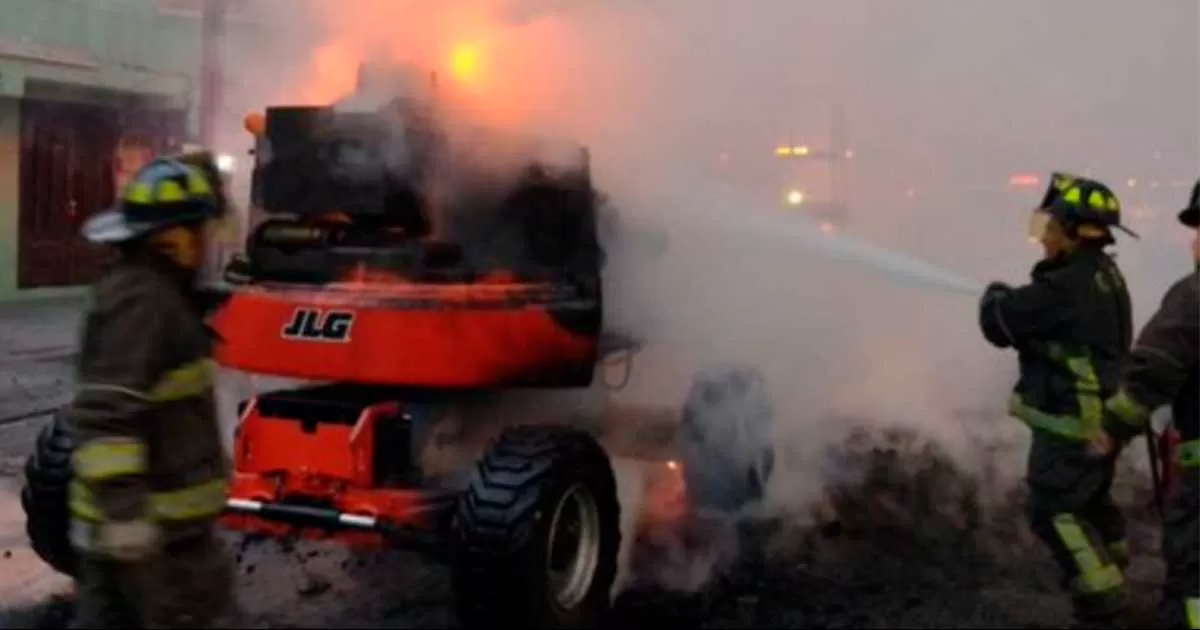 Una máquina que se ocupaba para los trabajos de rehabilitación del tramo elevado de la Línea 12 del Metro se incendió y se consumió por completo.