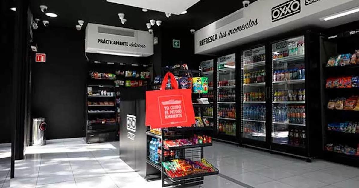 En esta tienda OXXO, los clientes ingresan a la tienda por medio de un código QR, toman sus productos, y el cobro se realiza automáticamente al salir