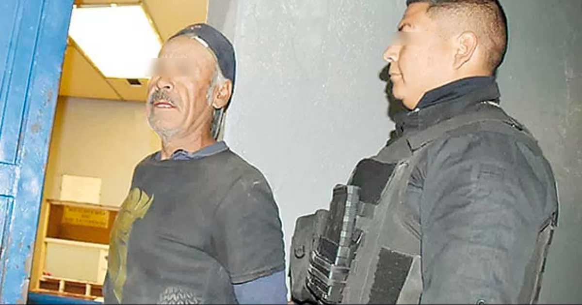 Con toda la calma, el amante de lo ajeno comenzó a desmantelar unas láminas que se encontraban en el campo de béisbol infantil