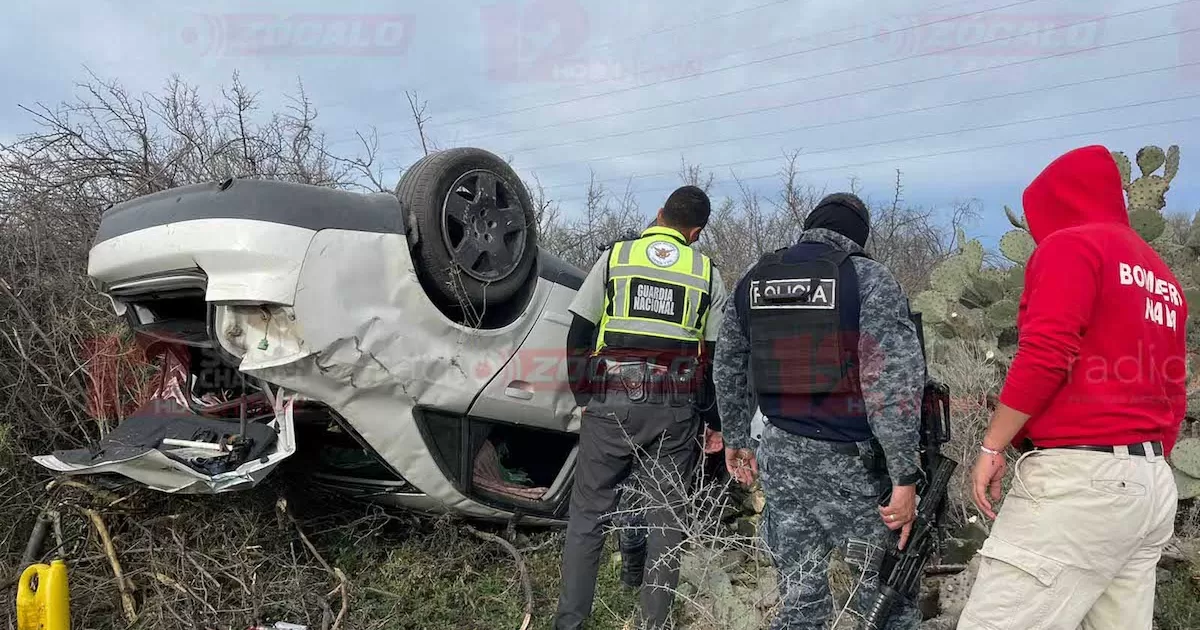 Responsable huye y abandona su vehículo tras volcar en Nava