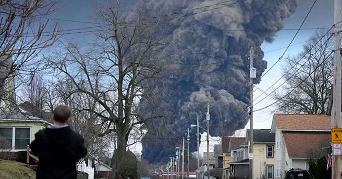 Esto es lo que se sabe del descarrilamiento de un tren en Ohio que transportaba diversos químicos y provocó un incendio.