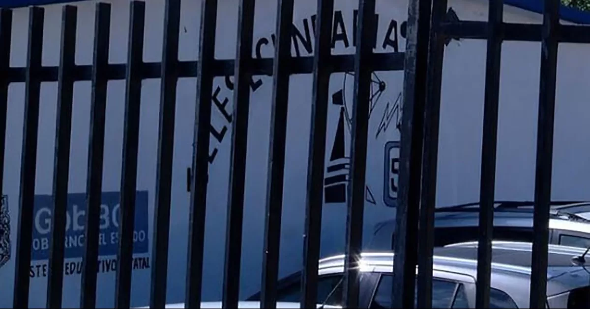 Lanzan bombas molotov a telesecundaria y queman salón