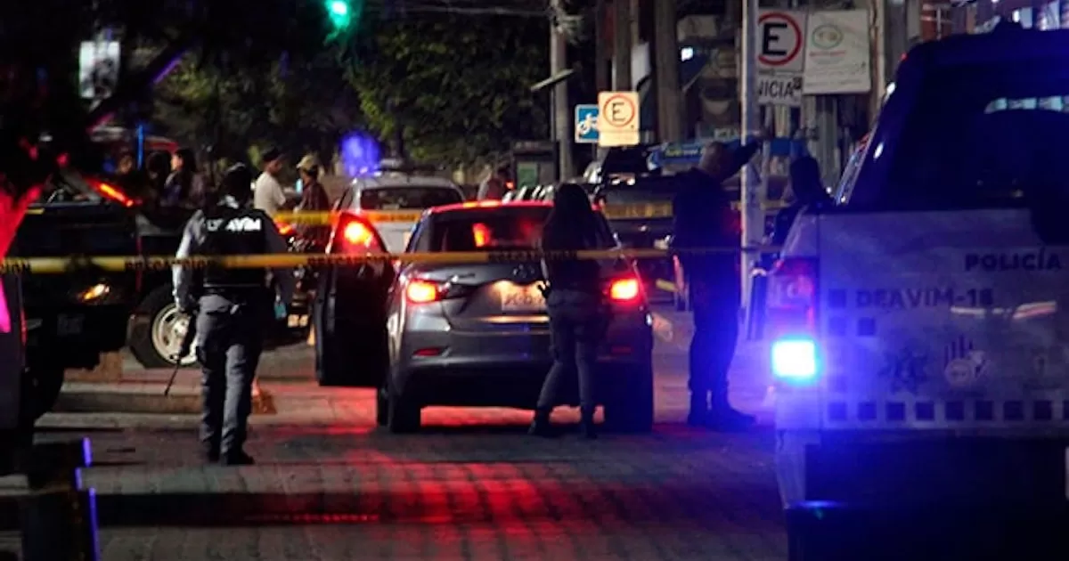 Hombre asesina a una mujer dentro de auto, escapa, roba moto y luego termina con su vida en Guadalajara