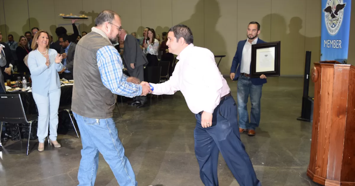 Apoya incondicional a estudiantes que participan en diferentes competencias locales y regionales.