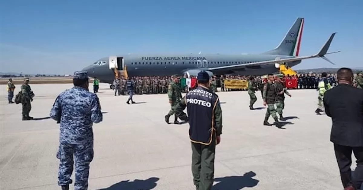 Reciben a rescatistas mexicanos con honores tras labor en Turquía