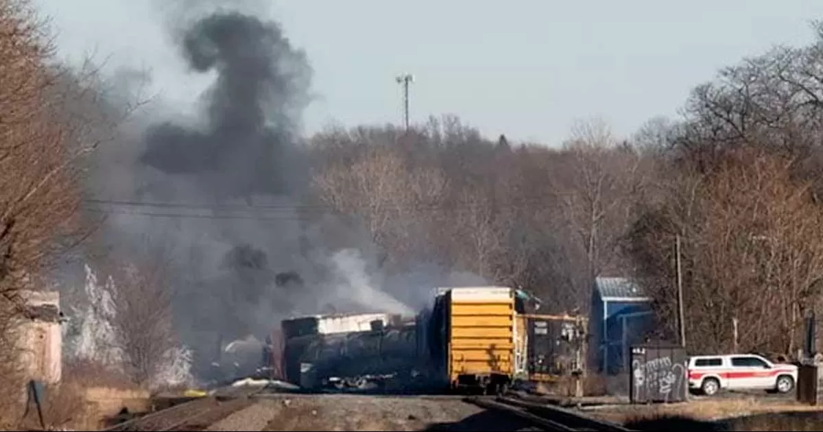 El tren, de unos cincuenta vagones, transportaba material tóxico en once de ellos y descarriló el pasado 3 de febrero, por lo que el equipo apoyará a los responsables federales, estatales y locales que ya están sobre el terreno