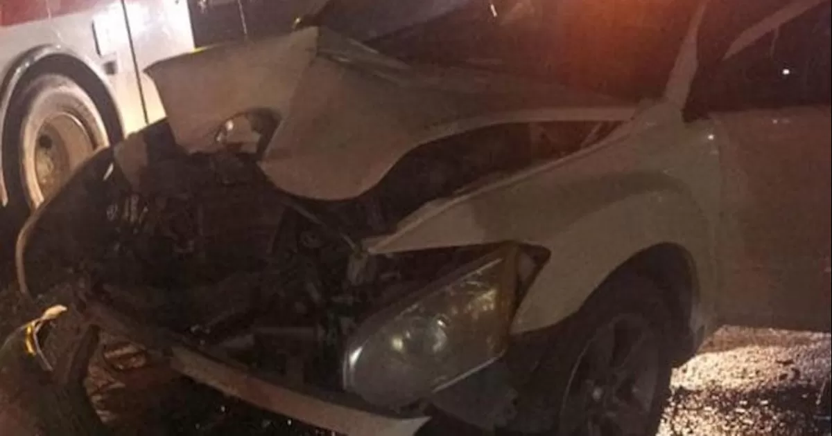 Impacta su vehículo con camellón en avenida de Acuña