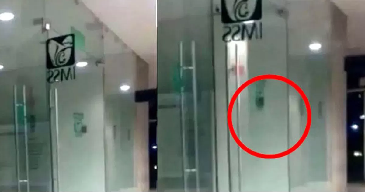 “Hazlo de vuelta, te reto a que lo hagas de vuelta, hazlo de vuelta, te reto, te reto”, dice una mujer ante una puerta y a un fantasma.