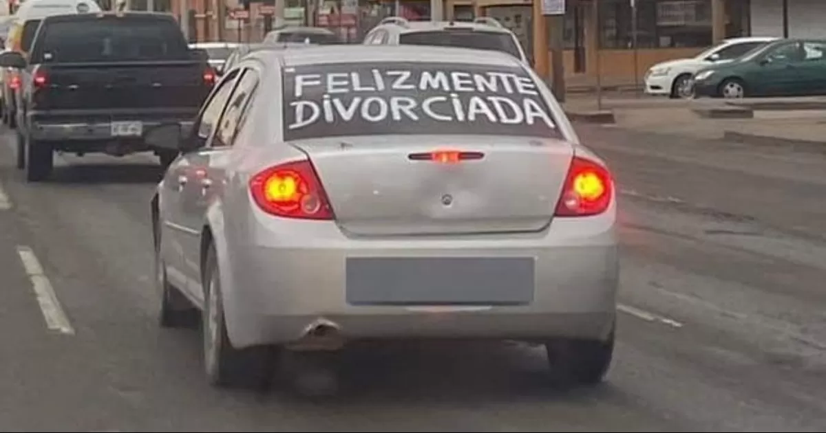Mujer anuncia su feliz divorcio en auto; así captaron el inesperado suceso