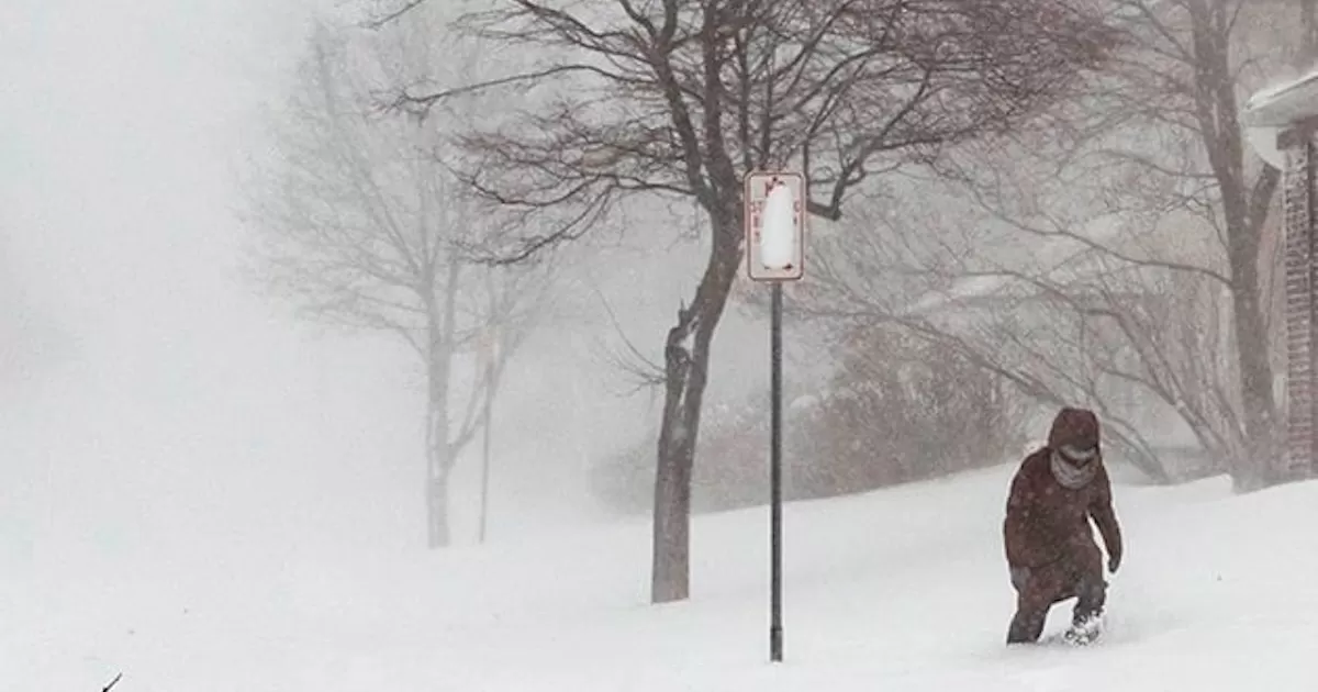 Dos tormentas invernales con lluvia, nieve y viento se extienden de costa a costa en Estados Unidos, creando condiciones peligrosas para los viajes