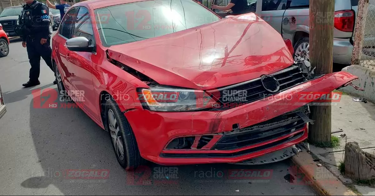 Tras el choque, tanto la camioneta como el automóvil salieron proyectados y cada uno se estampó contra un poste diferente