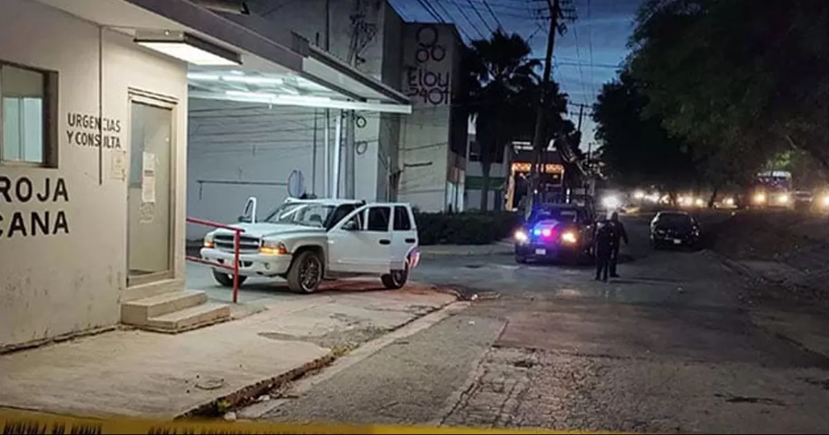 Atacan a balazos a una familia en Juárez, NL; muere un joven