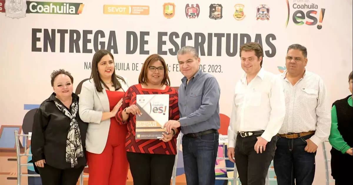 Entregan escrituras a familias de los Cinco Manantiales