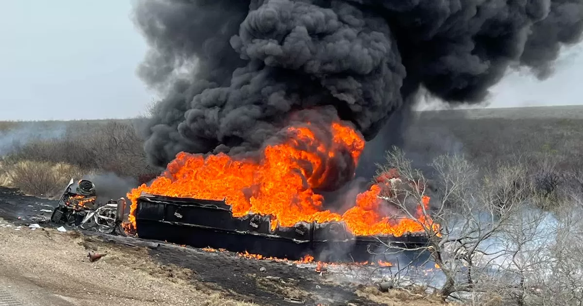 El accidente ocurrió durante la mañana del sábado a unas 6 millas a la salida de Eagle Pass cerca del punto de inspección de la Patrulla Fronteriza.