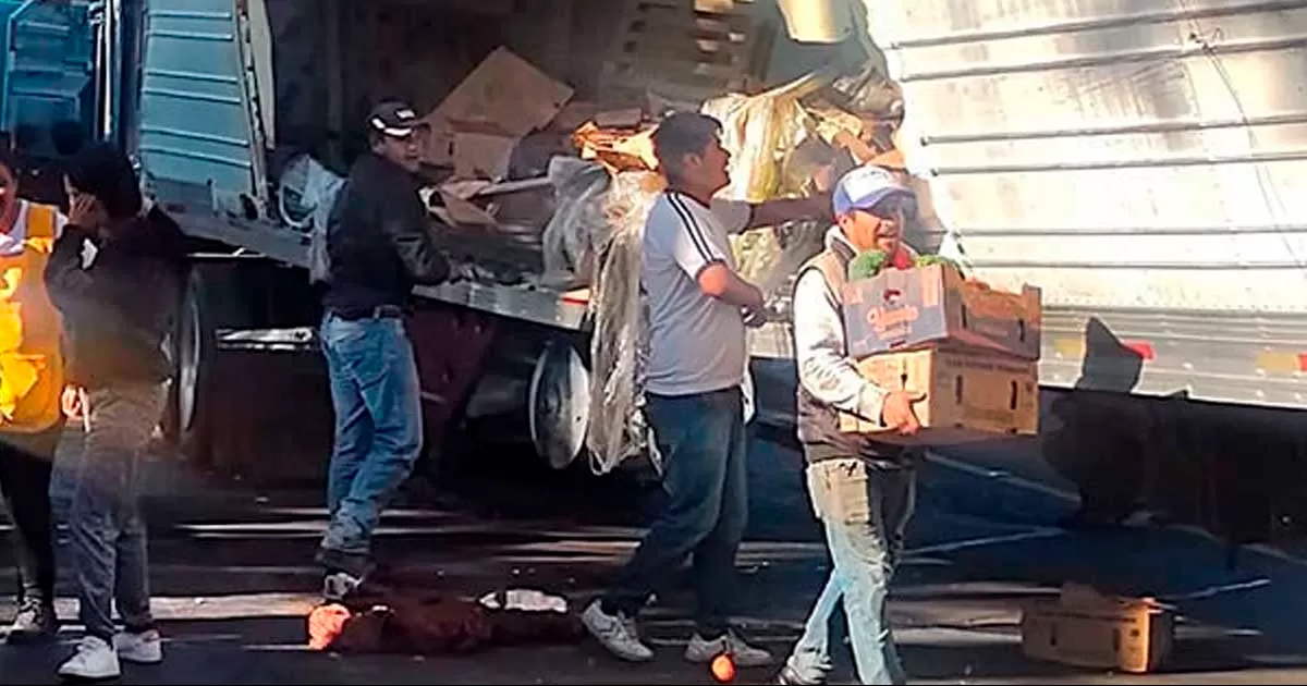 Habitantes del poblado morelense de Huitzilac llegaron al lugar para llevarse la verdura  que quedó regada por la carpeta asfáltica