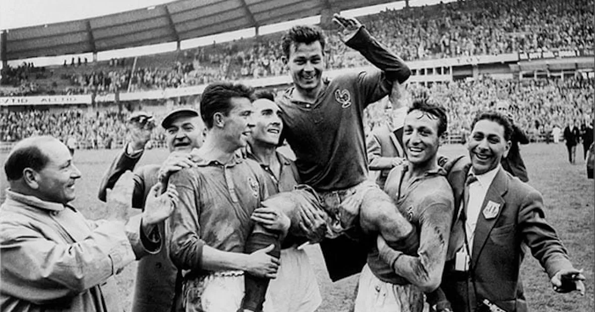 Fue un delantero centro clásico que se convirtió juntó con Raymond Kopa en la gran figura del Stade de Reims