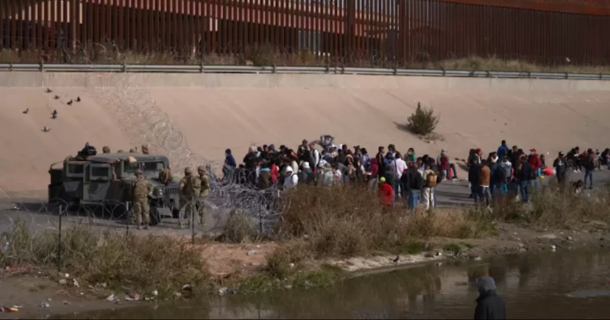Autoridades estadounidenses dijeron que en la noche del 3 de enero dos agentes de la Patrulla Fronteriza encontraron unos 30 migrantes que cruzaban ilegalmente la frontera desde México en un vehículo que estaba en la línea para camiones de carga del puerto de entrada de Otay Mesa (Caifornia).