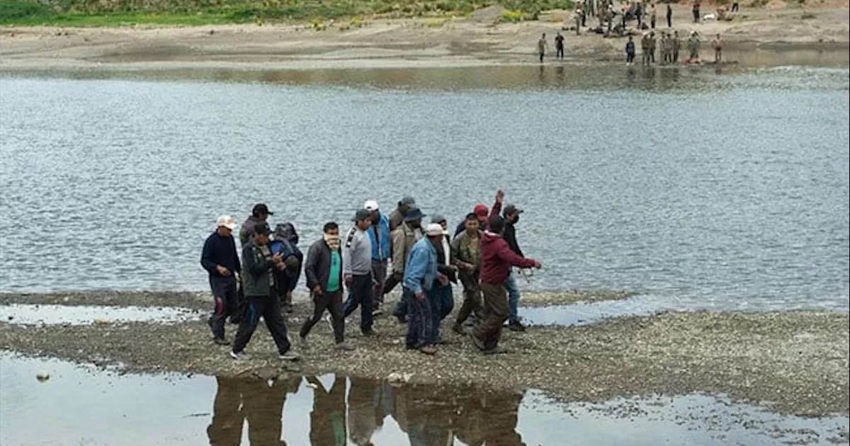 Desaparecen 6 militares peruanos arrastrados por río al huir de manifestantes; mueren dos