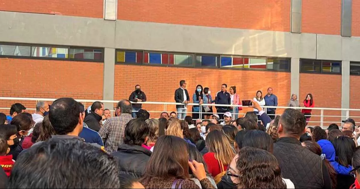 Protestan padres de familia por aumento de colegiaturas en el Instituto Oriente