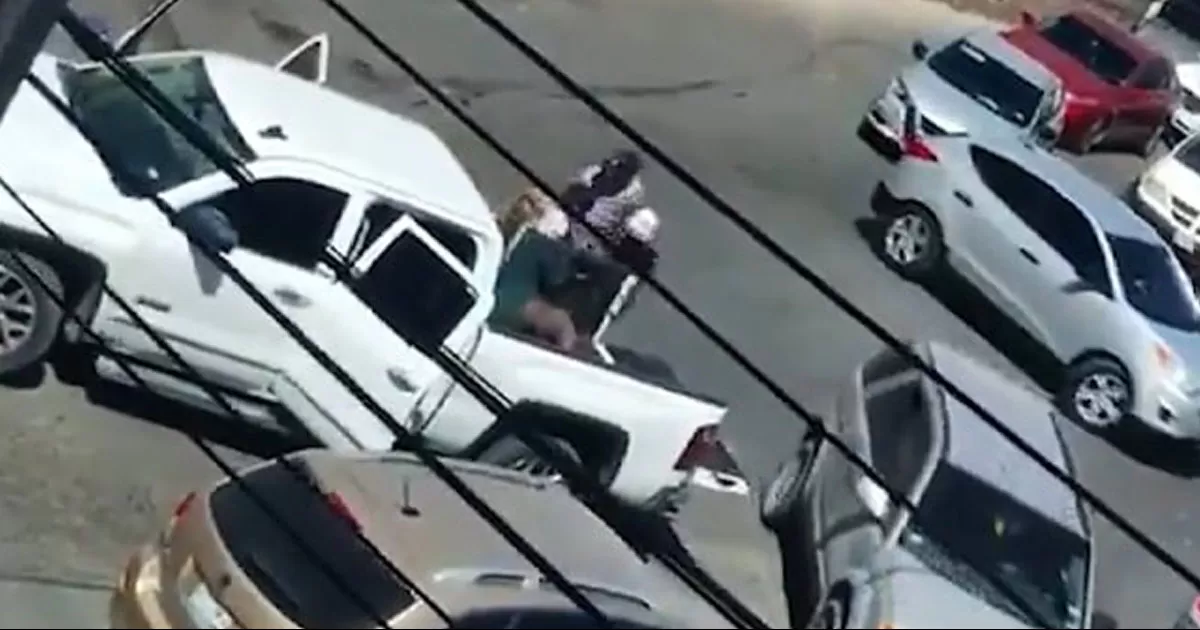 Un video publicado en las redes sociales muestra a hombres armados cargando a varias personas en la parte trasera de una camioneta en Matamoros.