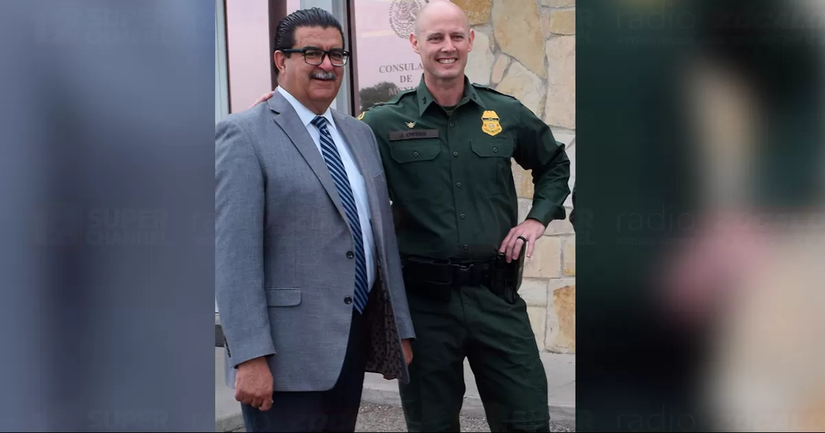 Viaja de Del Río para entregarle personalmente un reconocimiento