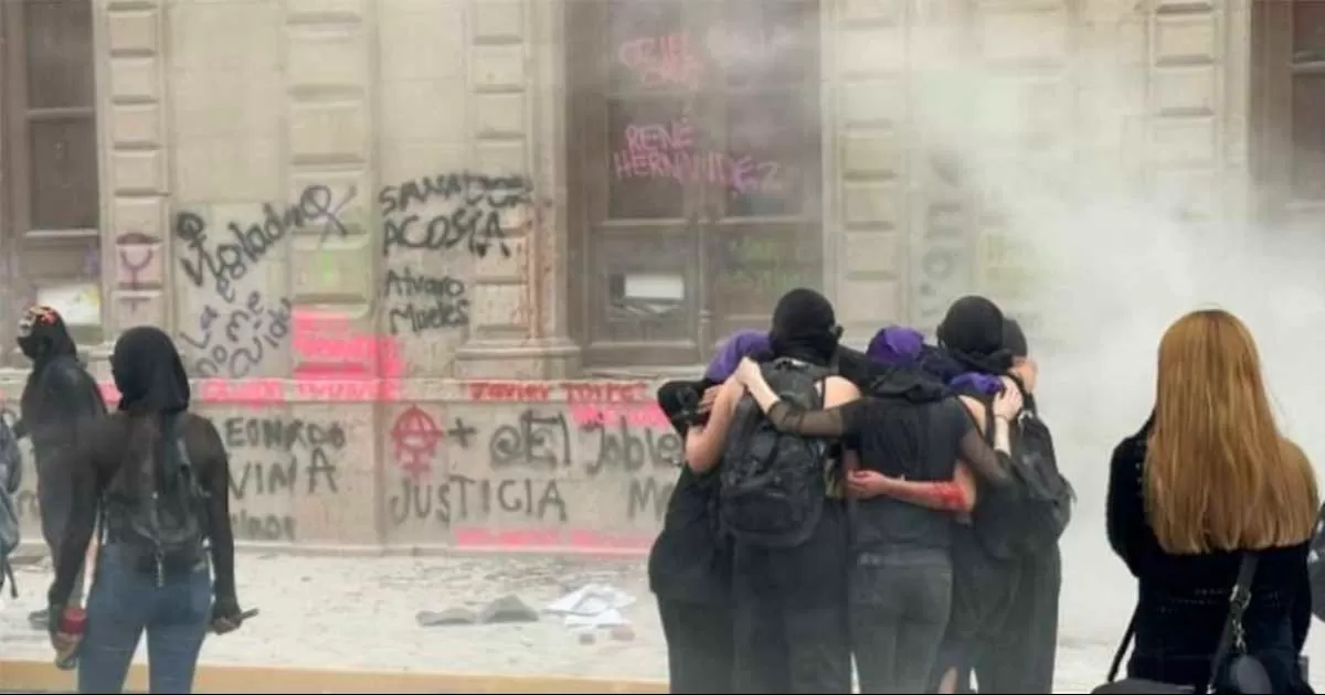 El edificio, el cual se localiza en la zona Centro del municipio de Chihuahua, amaneció con pintas en casi toda la fachada, vidrios rotos, quemas en algunas ventanas y hasta daños en daños en rampas, es lo que se puede observar en el lugar