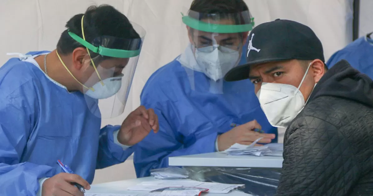 Síntomas de covid largo son menos probables en personas infectadas con Ómicron