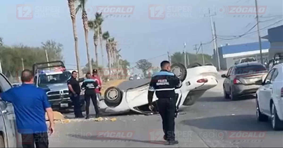 Joven a bordo de un automóvil sin placas sufrió una aparatosa volcadura cerca de la presa La Amistad