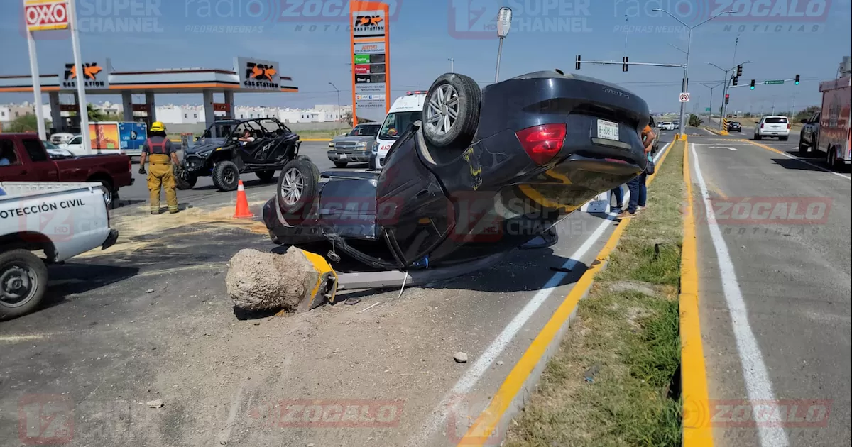 El conductor de un auto no se percató de los nuevos semáforos instalados en la vía, y para no impactar con los autos que estaban haciendo el alto chocó contra un camellón y una luminaria.