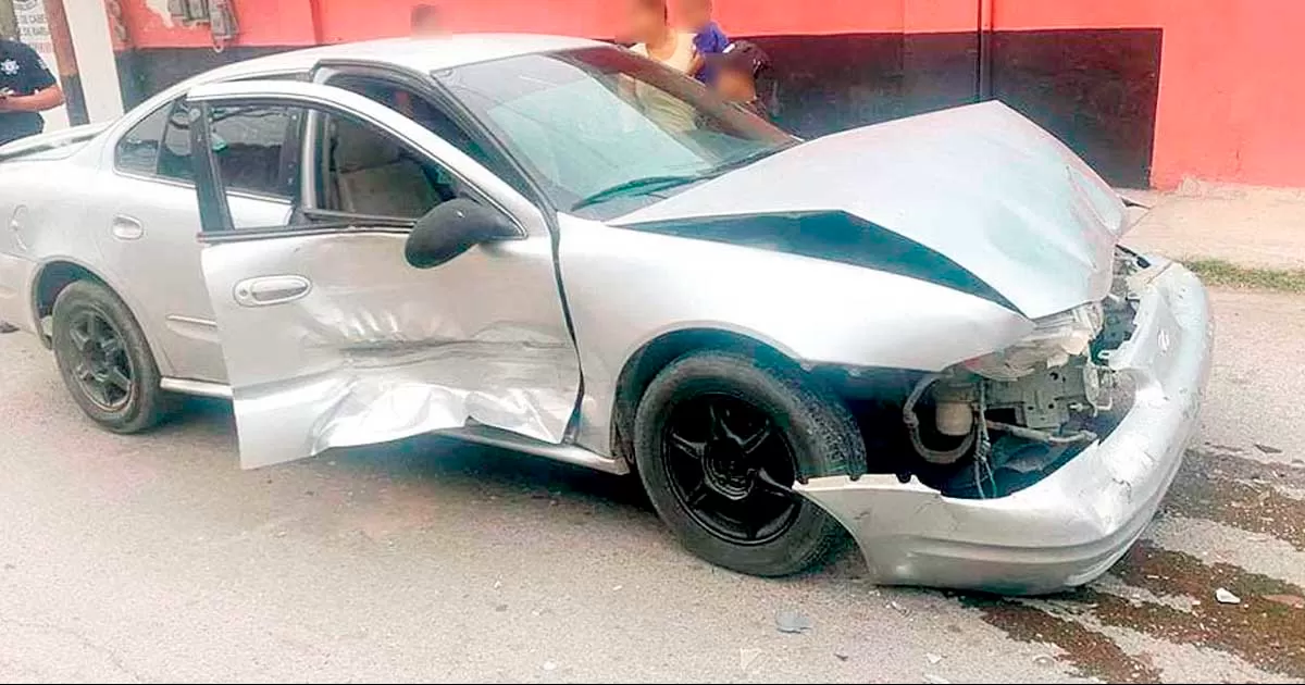 Automóvil sin placas provocó un aparatoso accidente donde se vieron involucrados más vehículos