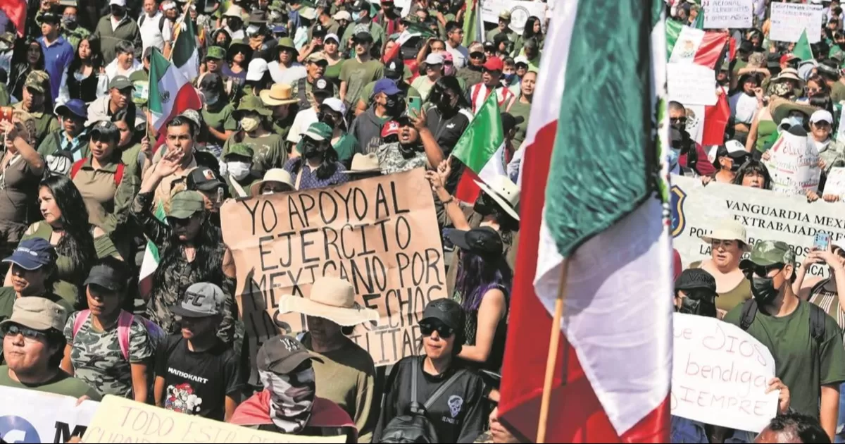 Frente a Palacio Nacional, subteniente en retiro dijo a AMLO que si no quiere que protejan a la gente, que no les dé armas