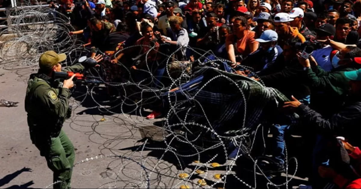 Repele EU a casi 2 mil migrantes en frontera texana; intentan ingresar a la fuerza