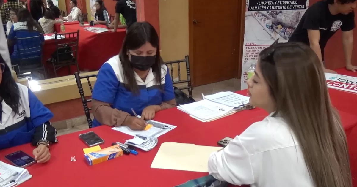 Responden estudiantes a primera feria del empleo juvenil; se ofertaron más de 100 vacantes