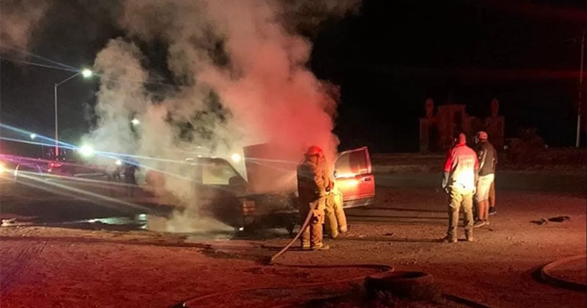 Se incendia vehículo de trabajador de CFE en Allende