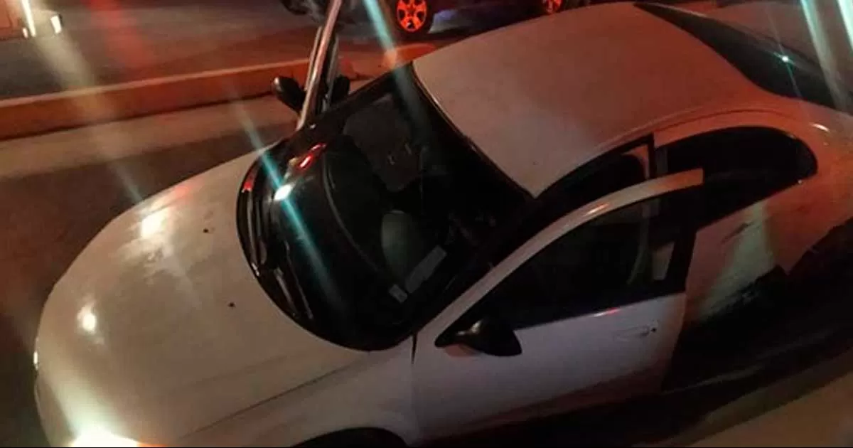 "Auto fantasma " choca a madre e hija que iban a bordo de un vehículo Chrysler Sebring, para después huir del lugar